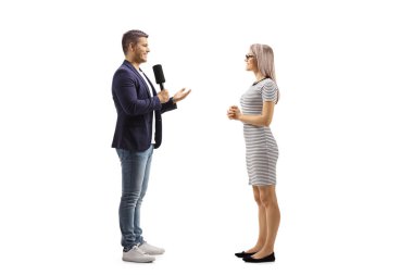 Erkek muhabir, beyaz arka planda izole edilmiş genç sarışın bir kadınla röportaj yapıyor.