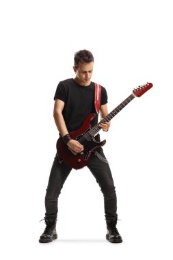 Beyaz arka planda elektro gitar çalan bir adamın tam boy portresi.