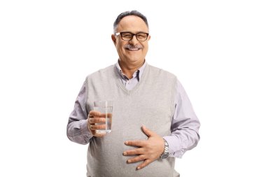 Gülümseyen olgun bir adam beyaz arka planda izole edilmiş bir bardak su tutuyor.