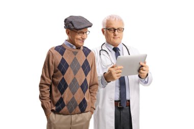 Olgun doktor ve yaşlı bir erkek hasta beyaz arka planda izole edilmiş bir tablete bakıyorlar.