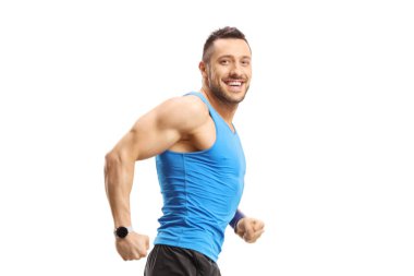 Gülümseyen adam hızla koşuyor ve beyaz arka planda izole edilmiş kameraya bakıyor.