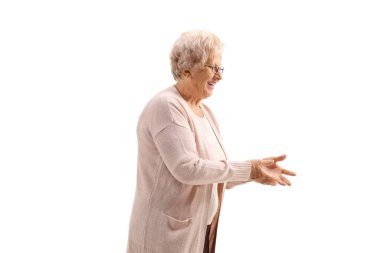 Neşeli yaşlı kadın beyaz arka planda izole edilmiş bir şey bekliyor.