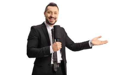 Mikrofonlu neşeli bir adam. Beyaz arka planda el kol hareketi yapıyor.