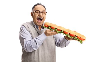 Beyaz arka planda izole edilmiş büyük bir sandviçi yiyen komik yaşlı adam.