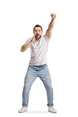 Genç adam beyaz arka planda izole edilmiş tezahürat ve bağırıyor.