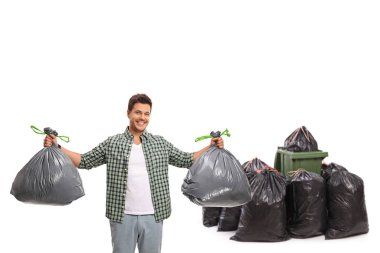 Beyaz arka plana çöp atan genç adam.