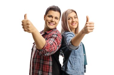 Sırt sırta poz veren genç erkek ve dişi baş parmakları beyaz arka planda izole halde.