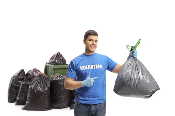 Joven Voluntario Con Una Bolsa Basura Plástico Apuntándola Frente Contenedores —  Fotos de Stock