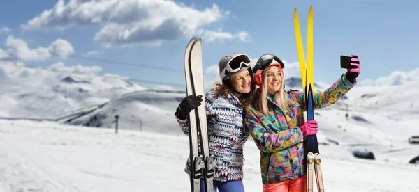 Mujeres Jóvenes Con Equipo Esquí Tomando Una Selfie Las Pistas — Foto de Stock
