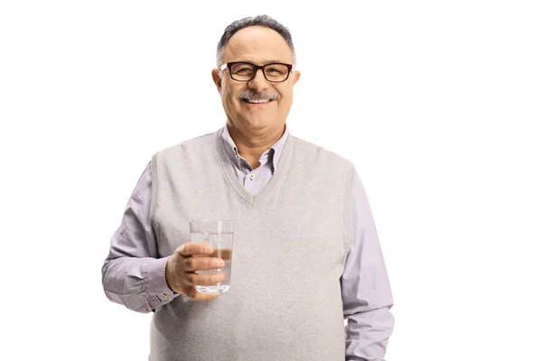 Lächelnder Älterer Mann Mit Brille Der Ein Glas Wasser Auf — Stockfoto