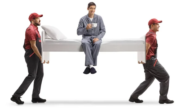 Umzugshelfer Tragen Ein Einzelbett Mit Mann Schlafanzug Und Einer Tasse — Stockfoto