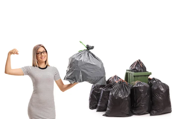 Mujer Joven Mostrando Bíceps Sosteniendo Una Bolsa Basura Frente Cubo —  Fotos de Stock