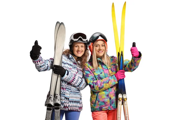 Deux Jeunes Femmes Avec Équipement Ski Montrant Pouces Vers Haut — Photo