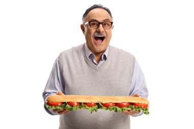 Heyecanlı yaşlı bir adam elinde salatalı büyük bir sandviç tutuyor. Beyaz arka planda izole edilmiş bir salata.