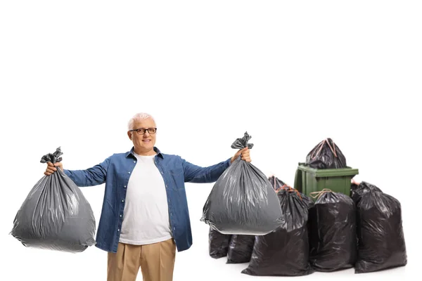 Retrato Comprimento Total Homem Segurando Dois Sacos Lixo Frente Uma — Fotografia de Stock