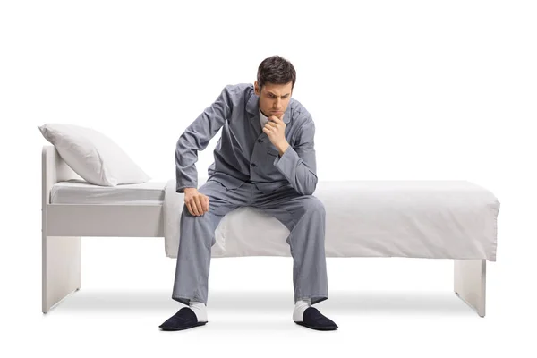 Aggressiver Junger Mann Schlafanzug Sitzt Isoliert Auf Einem Bett Auf — Stockfoto