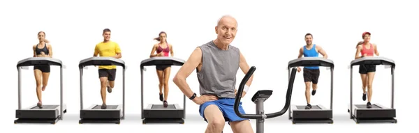Sabit Bir Bisiklette Egzersiz Yapan Yaşlı Bir Adam Beyaz Arka — Stok fotoğraf