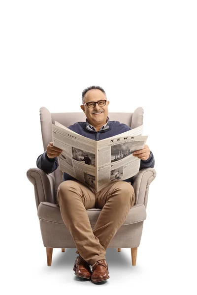 Alegre Hombre Maduro Leyendo Periódico Sonriendo Sentado Sillón Aislado Sobre —  Fotos de Stock