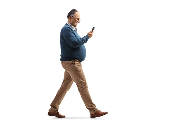 Photo Profil Pleine Longueur Homme Mature Utilisant Smartphone Marchant Isolé — Photo