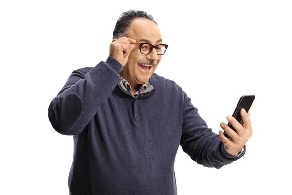 Opgewonden Volwassen Man Met Bril Kijken Naar Een Smartphone Geïsoleerd — Stockfoto