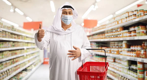 Arabische Man Met Een Gezichtsmasker Die Duimen Omhoog Steekt Een — Stockfoto