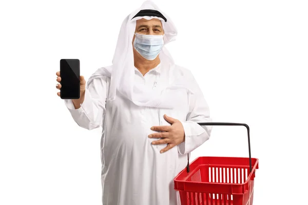 Арабський Чоловік Захисній Масці Обличчя Тримає Кошик Покупок Смартфон Білому — стокове фото