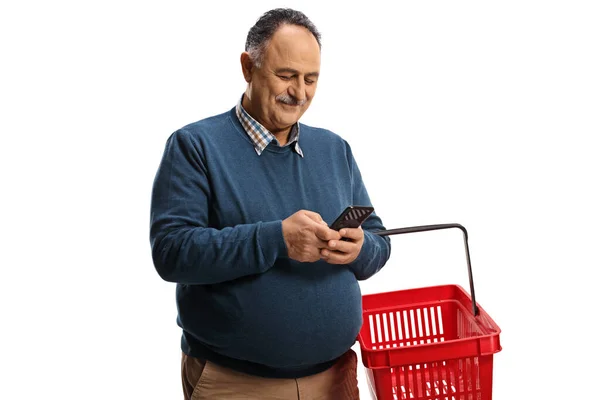 Älterer Mann Mit Einkaufskorb Tippt Auf Einem Handy Isoliert Auf — Stockfoto