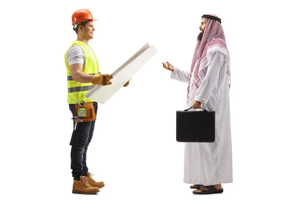 一名建筑工人手持蓝图 与一名因白人背景而被隔离的沙特阿拉伯商人交谈的全景照片 — 图库照片