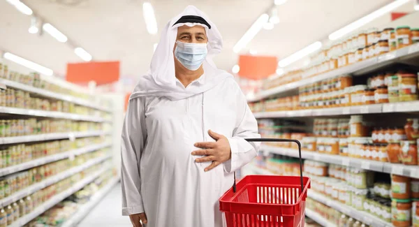 Volwassen Arabische Man Met Een Boodschappenmandje Een Supermarkt Met Een — Stockfoto