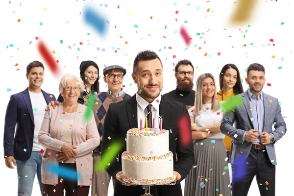 白い背景に隔離された彼の家族と誕生日を祝うケーキを持つ男 — ストック写真