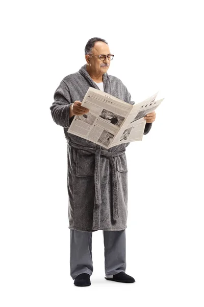 Ώριμος Άντρας Ρόμπα Στέκεται Και Διαβάζει Εφημερίδα Απομονωμένη Λευκό Φόντο — Φωτογραφία Αρχείου