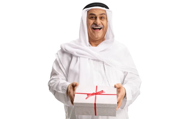 Веселий Зрілий Арабський Чоловік Тримає Подарункову Коробку Ізольовано Білому Тлі — стокове фото