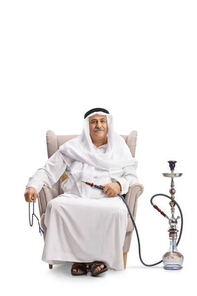 Gammal Arab Man Sitter Fåtölj Med Shisha Isolerad Vit Bakgrund — Stockfoto