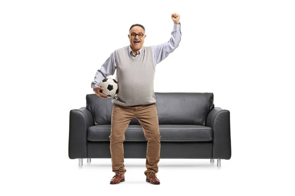 Volwassen Man Voetbal Fan Juichen Met Een Bal Voorkant Van — Stockfoto