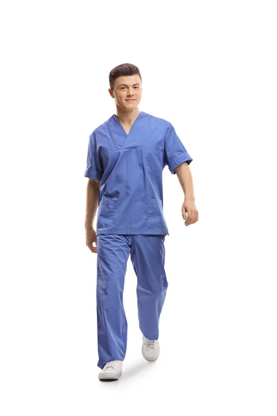 白い背景に隔離されたカメラに向かって歩く青い制服を着た男性の健康労働者の完全な長さの肖像画 — ストック写真