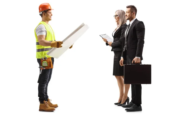 一名建筑工人拿着蓝图与一位因白人背景而被隔离的女商人和商人交谈时的全景照片 — 图库照片