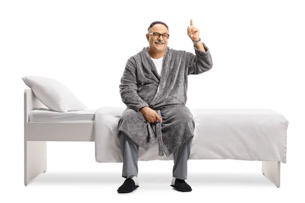 Lächelnder Älterer Mann Schlafanzug Und Robe Sitzt Auf Einem Bett — Stockfoto