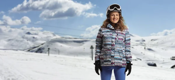 Jong Wijfje Met Ski Outfit Poseren Een Besneeuwde Berghellingen — Stockfoto