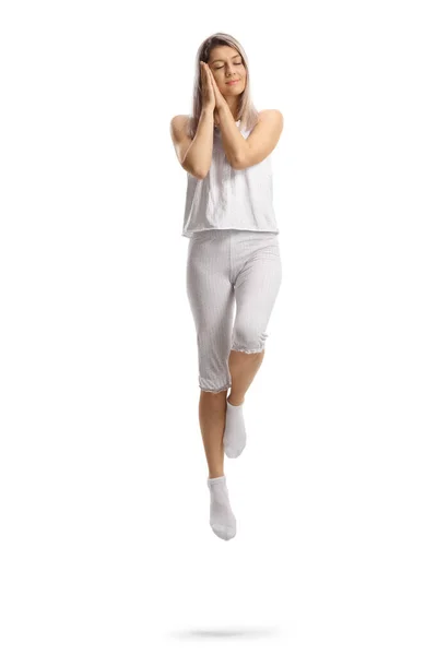 Mujer Joven Pijama Durmiendo Levitando Aislada Sobre Fondo Blanco — Foto de Stock