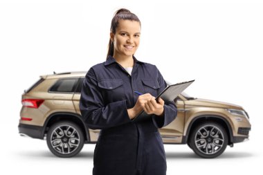 Beyaz arkaplanda izole edilmiş bir SUV önünde duran bir pano ile kadın oto tamircisi