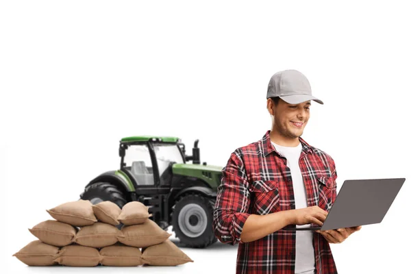 Landwirt Mit Traktor Arbeitet Einem Laptop Auf Weißem Hintergrund — Stockfoto