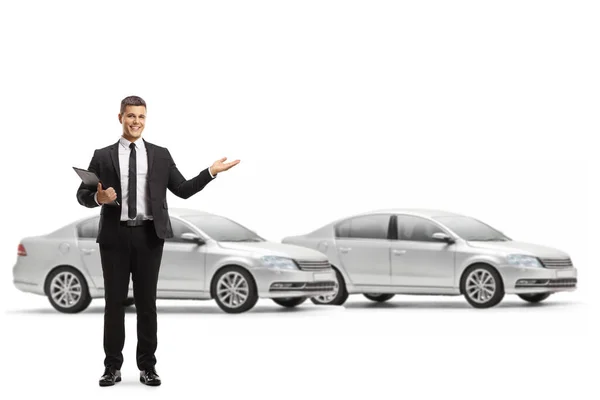 Autoverkäufer Zeigt Ein Neues Auto Auf Weißem Hintergrund — Stockfoto
