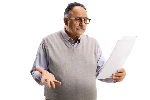 Verward Volwassen Man Met Een Papieren Document Geïsoleerd Witte Achtergrond — Stockfoto