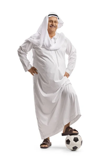 Full Längd Porträtt Mogen Arabisk Man Thobe Med Fotboll Isolerad — Stockfoto
