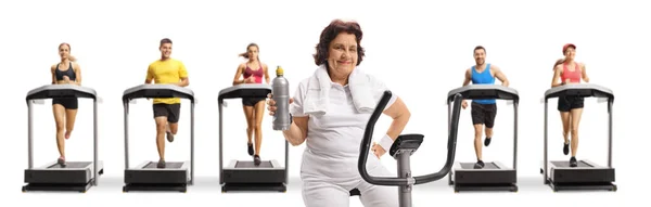 Egzersiz Bisikletli Yaşlı Bir Kadın Beyaz Arka Planda Izole Bir — Stok fotoğraf