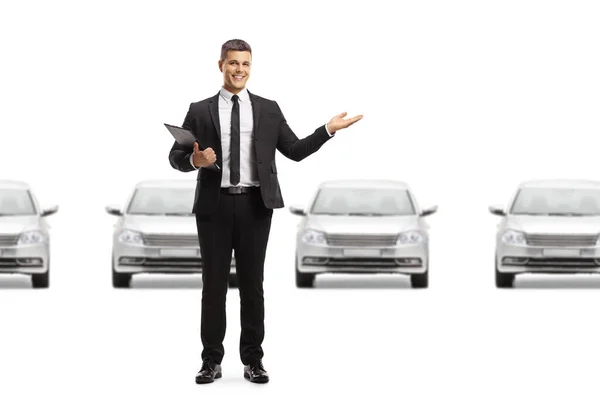 Man Een Showroom Presenteert Nieuwe Auto Geïsoleerd Witte Achtergrond — Stockfoto
