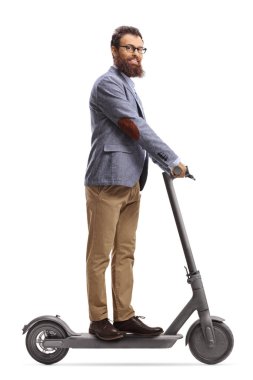 Elektrikli scooter kullanan ve beyaz arka planda izole edilmiş kameraya bakan...