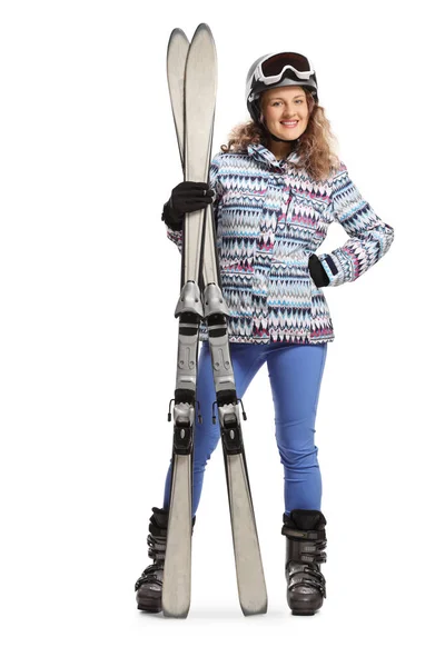 Ganztägige Porträtaufnahme Einer Jungen Frau Mit Einem Paar Skier Auf — Stockfoto