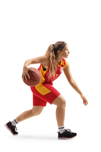 Giocatrice Basket Femminile Che Conduce Una Palla Isolata Sfondo Bianco — Foto Stock