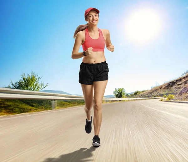 Fullständigt Porträtt Ung Kvinna Som Joggar Mot Kameran Asfalterad Väg — Stockfoto